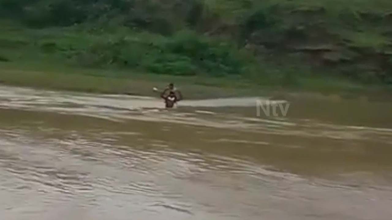 Alluri Agency: అల్లూరి ఏజెన్సీలో బాహుబలి సీన్ రిపీట్.. బిడ్డను బుజాన ఎత్తుకుని పీకల్లోతు వాగు దాటిన గిరిజనుడు