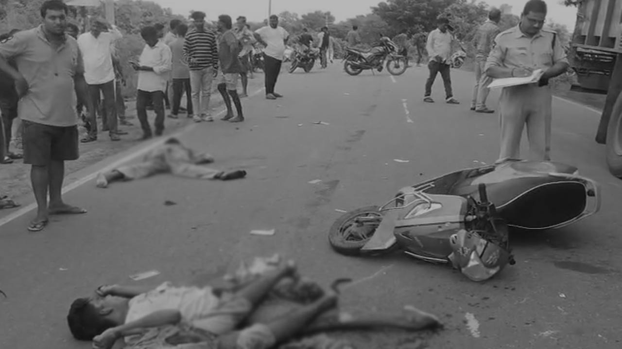 Lorry hits scooter: తీవ్ర విషాదం.. స్కూటీని ఢీకొన్న లారీ.. ముగ్గురు విద్యార్థులు మృతి