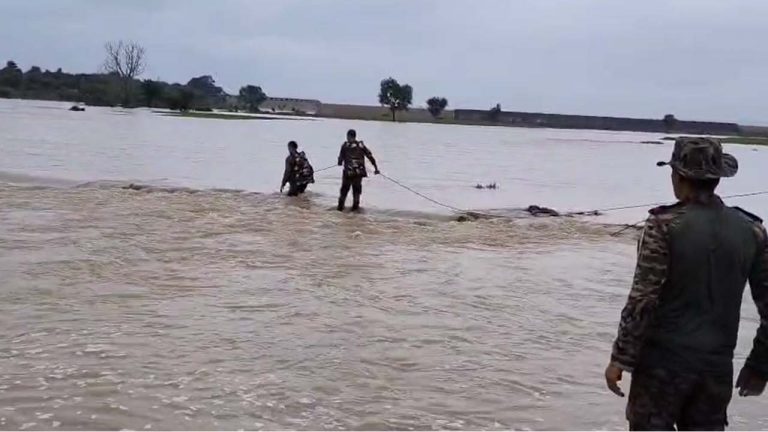 Medak: భారీ వరదలో బోటు బోల్తా.. మెదక్ జిల్లాలో ఆర్మీ జవాన్లకి తప్పిన పెను ప్రమాదం..