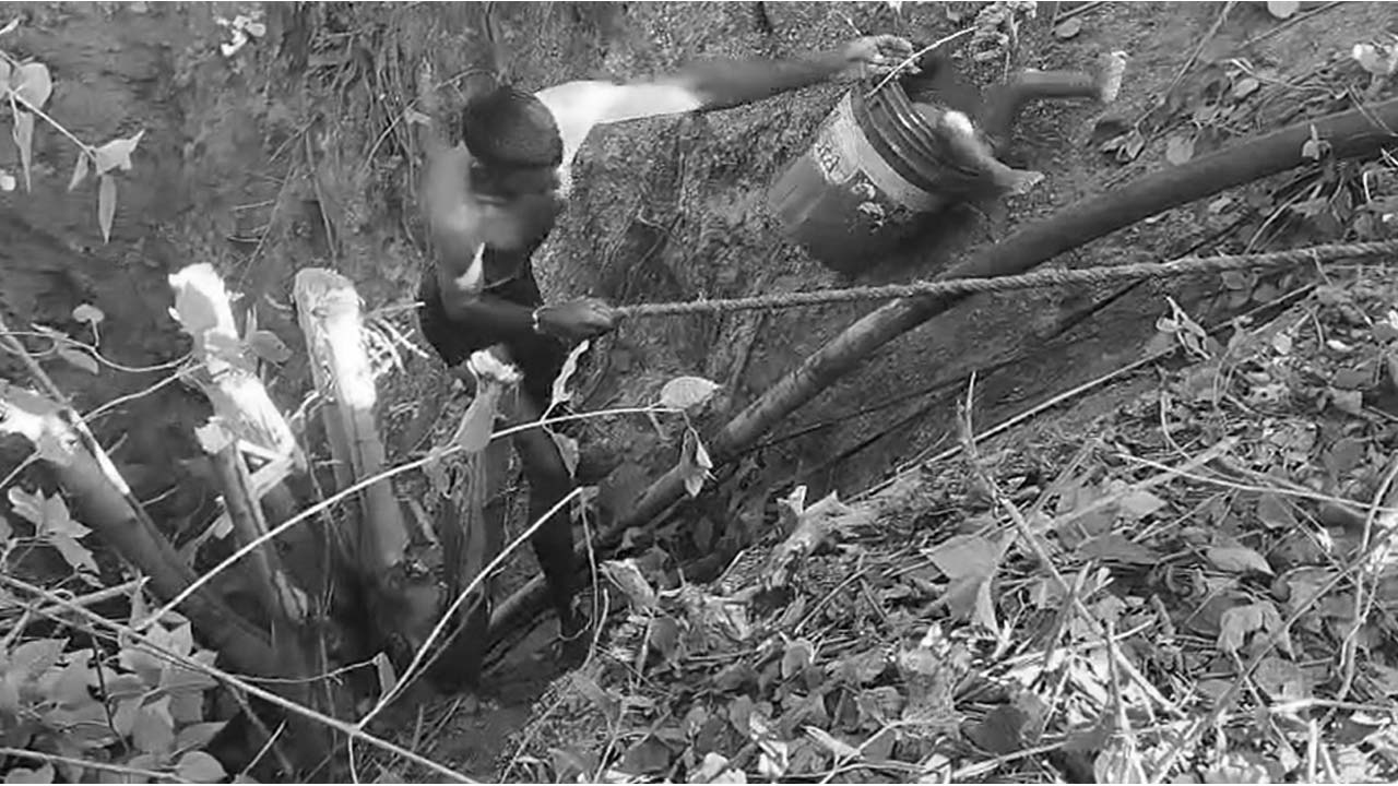 Karimnagar: పొలంపనుల్లో తల్లి.. ఆడుకుంటూ వెళ్లి బావిలో పడిన 18 నెలల బాలుడు..