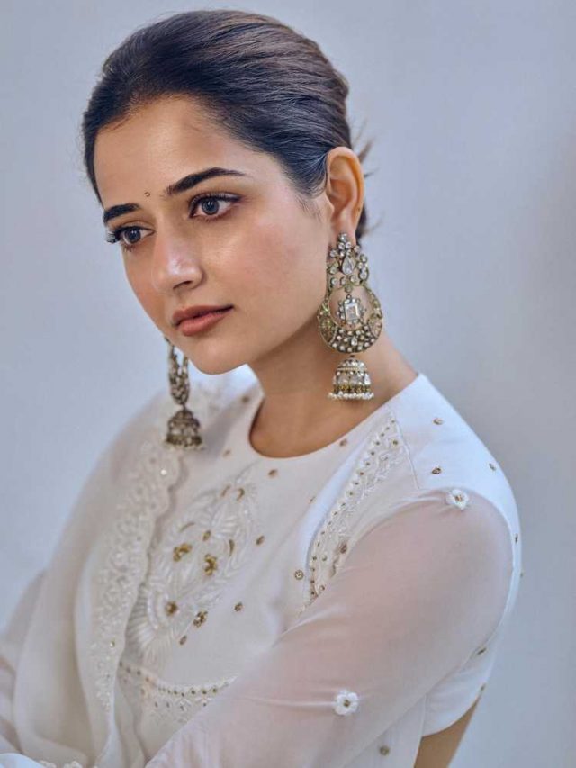 వైట్ డ్రస్ లో బ్యాక్ అందాలతో ఆకట్టుకుంటున్న ఆషికా రంగనాథ్‌..