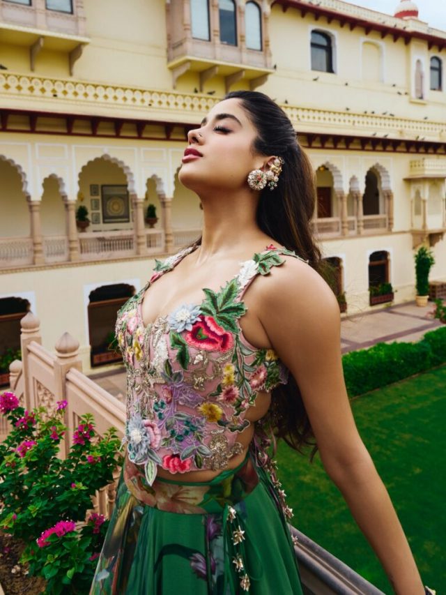 లెహంగాలో బ్యాక్ అందాలతో రెచ్చిపోయిన  జాన్వీ కపూర్