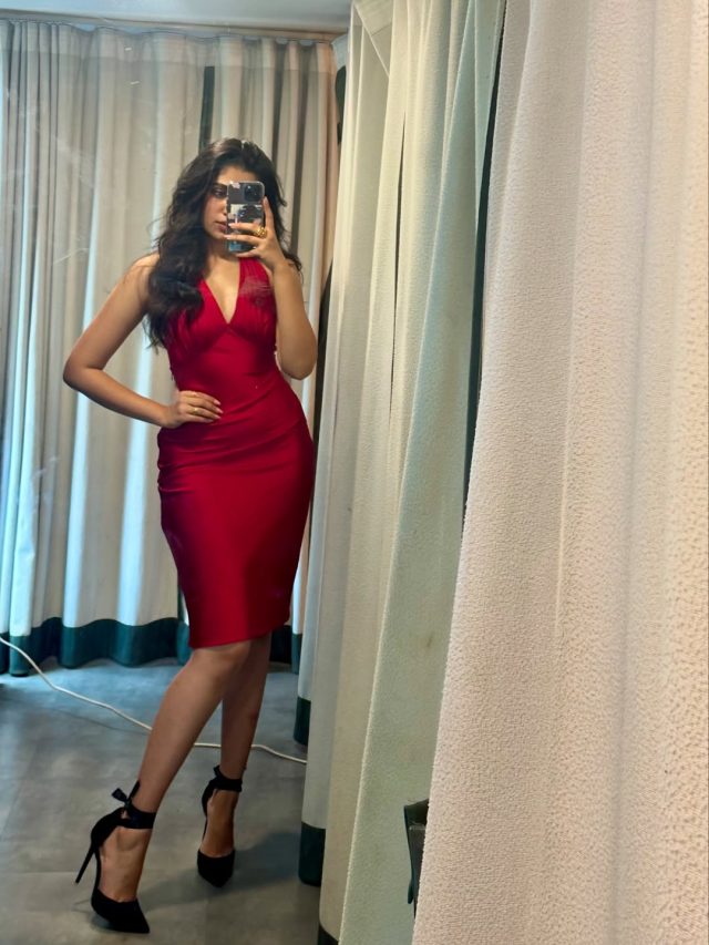 మిర్రర్ ఇమేజెస్‌ గ్లామర్ ఫోజ్‌లతో ఫ్యాన్స్‌ను ఫిదా చేసిన కృతి శెట్టి