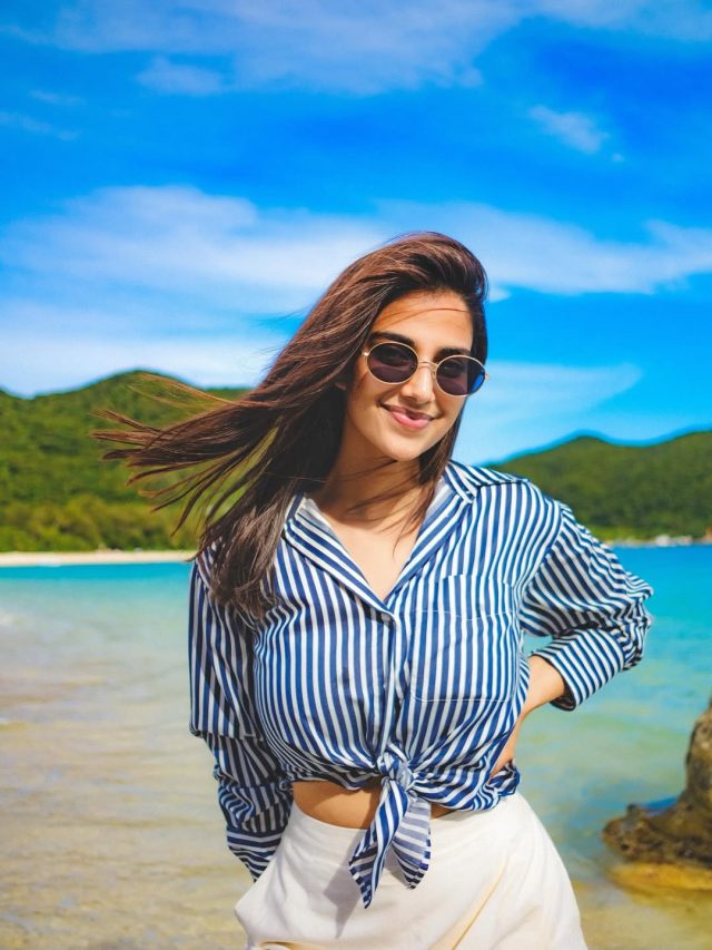 సముద్ర తీర సౌందర్యంలో మీనాక్షి చౌదరి గ్లామర్..