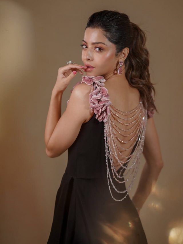 బ్లాక్ డ్రెస్‌లో మెరిసిన వేదిక.. సోషల్ మీడియాలో వైరల్ ఫొటోలు