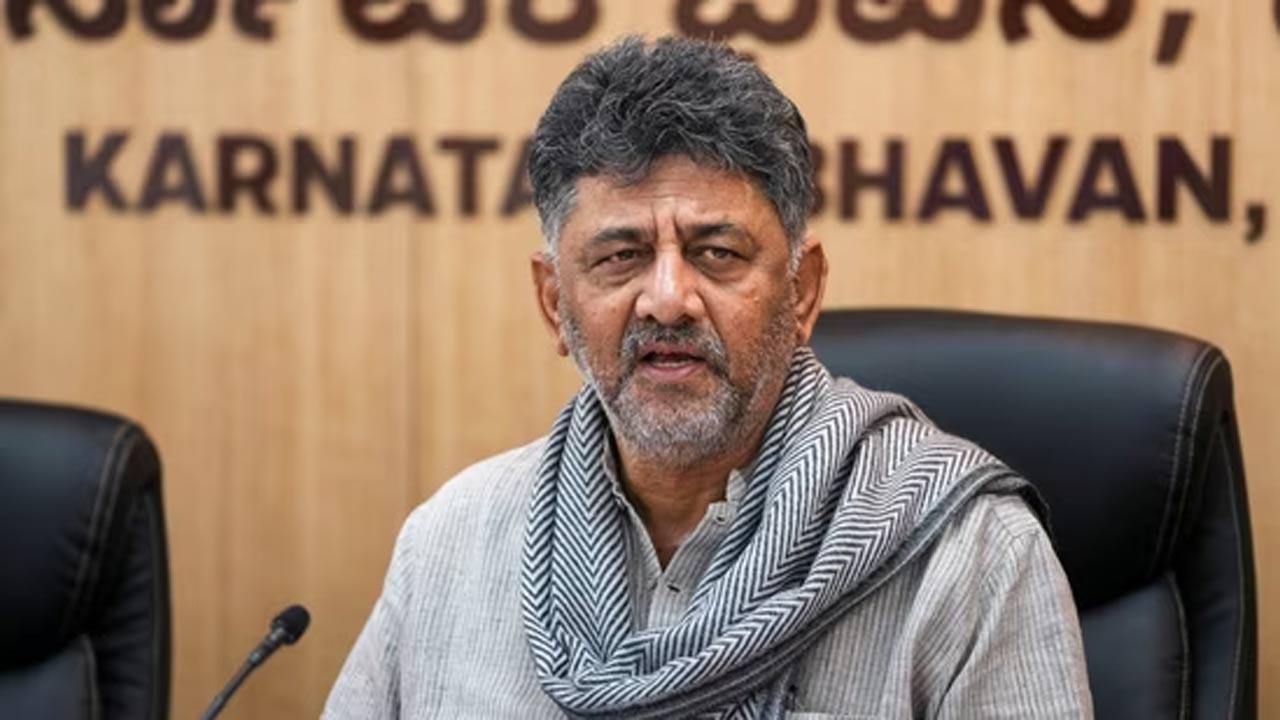 DK Shivakumar: గాంధీ కుటుంబమే నాకు దేవుడు.. ఆర్ఎస్ఎస్ గీతాలాపనపై శివకుమార్ క్లారిటీ