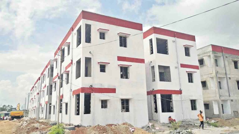 Fraud : డబుల్ బెడ్రూం ఇళ్ల పేరిట భారీ మోసం..