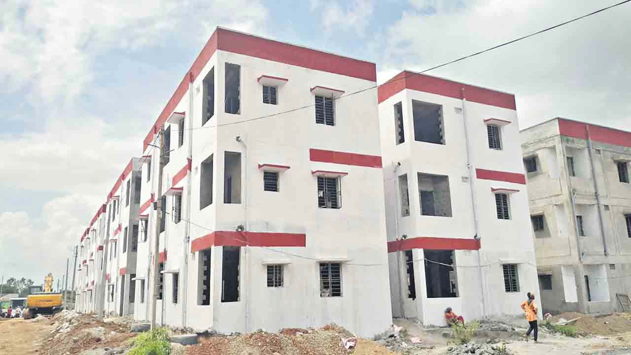 Fraud : డబుల్ బెడ్రూం ఇళ్ల పేరిట భారీ మోసం..