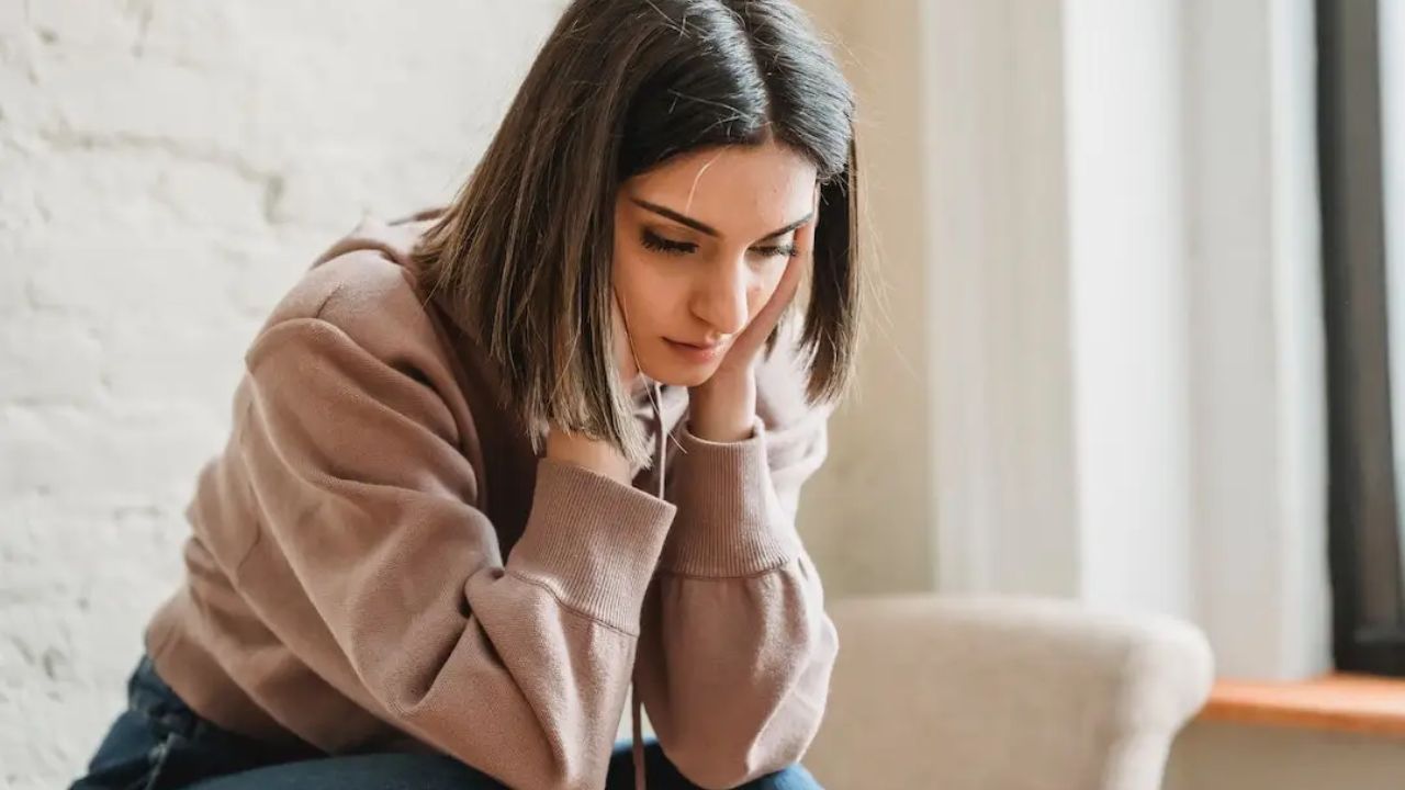 Girls & Depression: అమ్మాయిలు ఎక్కువగా డిప్రెషన్‌లోకి ఎందుకు వెళ్లిపోతారు..?