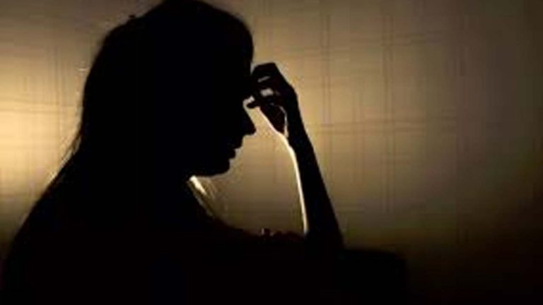 Harassment: మహిళకు ఎస్సై లైంగిక వేదింపులు.. వీడియో కాల్ లో బట్టలు విప్పి..