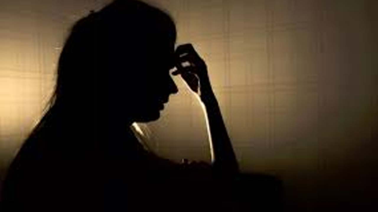 Harassment: మహిళకు ఎస్సై లైంగిక వేదింపులు.. వీడియో కాల్ లో బట్టలు విప్పి..