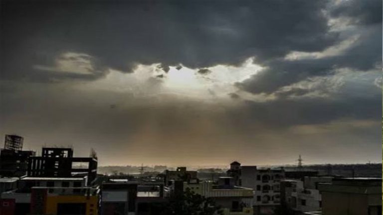 Hyderabad: ఇది మధ్యాహ్నమేనా? మబ్బులతో చీకట్లు కమ్ముకున్న నగరం.. భారీ వర్ష సూచన..