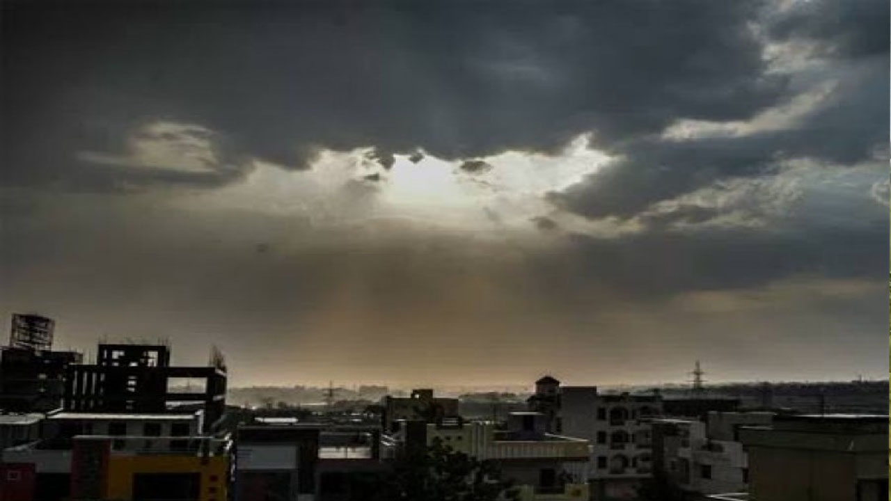 Hyderabad: ఇది మధ్యాహ్నమేనా? మబ్బులతో చీకట్లు కమ్ముకున్న నగరం.. భారీ వర్ష సూచన..