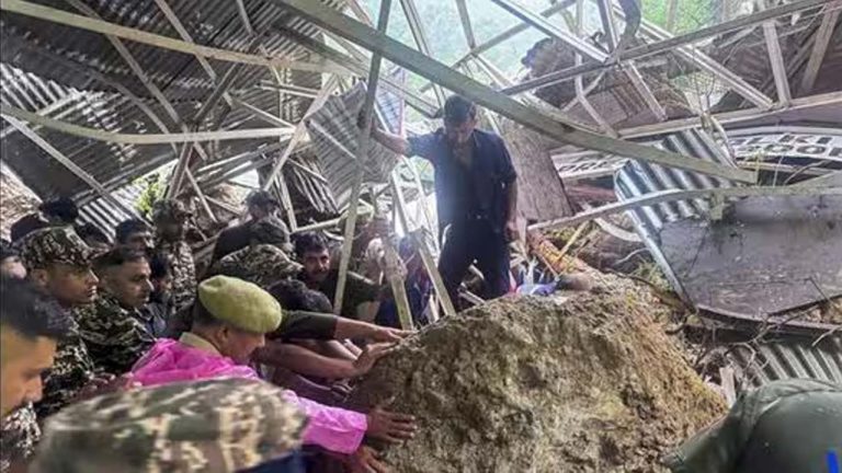 Doda Cloudburst: కుండపోత వర్షం విధ్వంసం.. వైష్ణో దేవి యాత్ర మార్గంలో కొండచరియలు విరిగిపడి 13 మంది మృతి..