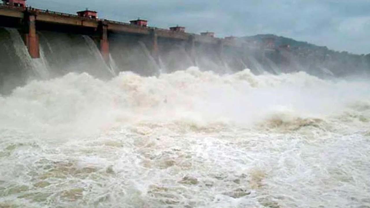 Kadam Project: కడెం ప్రాజెక్టు గేట్లు ఎత్తిన అధికారులు..