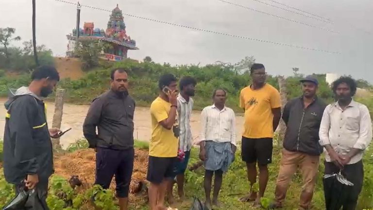 Kamareddy: వరదలో చిక్కుకున్న 9 మంది.. నిన్న ఉదయం 10 గంటల నుంచి చెరువు మధ్యలోనే..