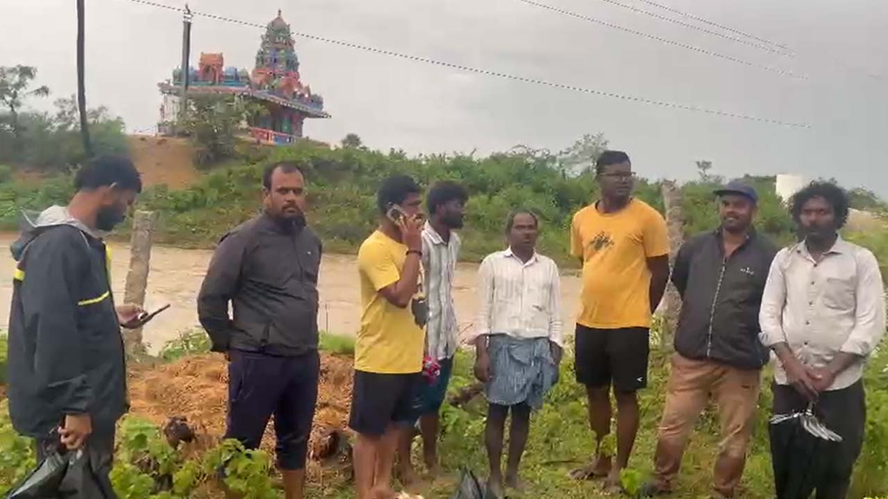 Kamareddy: వరదలో చిక్కుకున్న 9 మంది.. నిన్న ఉదయం 10 గంటల నుంచి చెరువు మధ్యలోనే..