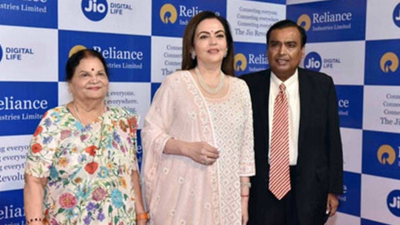 Kokilaben Ambani: అనారోగ్యానికి గురైన ముఖేష్ అంబానీ తల్లి కోకిలాబెన్.. హెలికాప్టర్ లో ఆసుపత్రికి తరలింపు