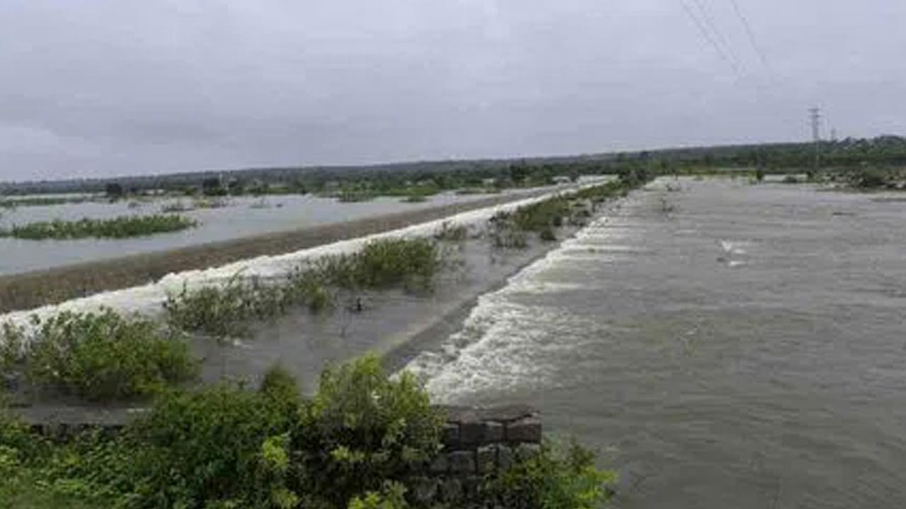 Floods : వరదల్లో చిక్కుకున్న 12 మంది.. సాయం కోసం ఎదురుచూపు..