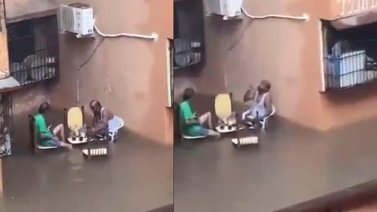 Cool Attitude : ఏం గుండెరా వాళ్లది.. వరదలోనూ వదులుకోని చిల్‌ మూడ్‌.. (వీడియో)