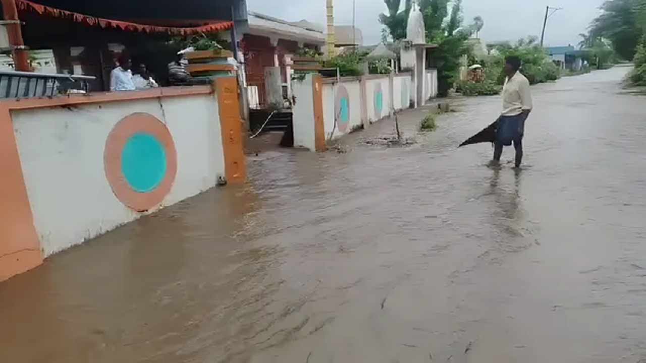 Telangana Rains : జగిత్యాలలో వరద బీభత్సం.. స్థంభంపల్లి పెద్ద చెరువుకు పొంచి ఉన్న ప్రమాదం