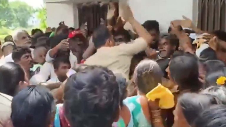 SI Attack: యూరియా కోసం క్యూ లైన్లలో నిలిచిన రైతులపై చేయి చేసుకున్న ఎస్ఐ..