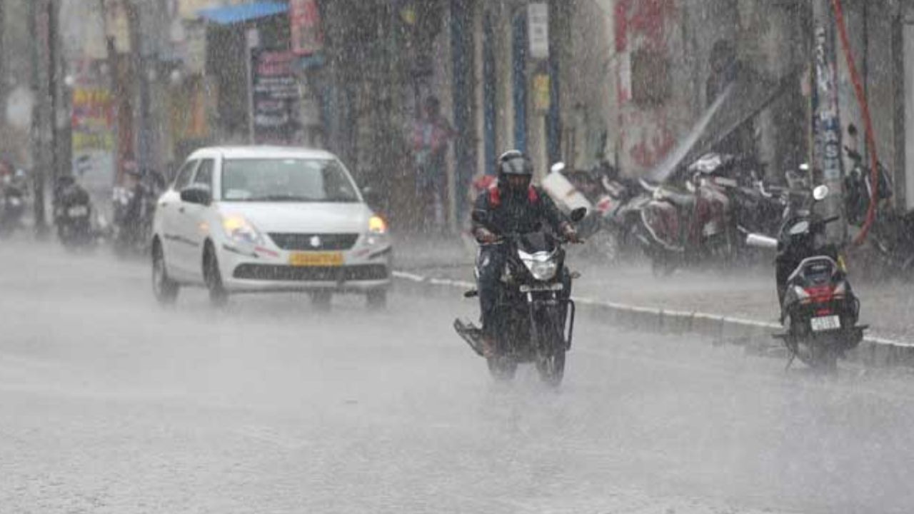 Telangana Heavy Rains: తెలంగాణకు భారీ వర్ష సూచన.. నాలుగు జిల్లాలకు రెడ్ అలెర్ట్ జారీ!