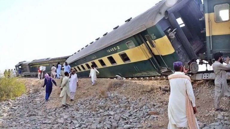 Train Derailed: పెను ప్రమాదం.. పట్టాలు తప్పిన ప్యాసింజర్ రైలు.. ఒకరు మృతి, 20 మందికి గాయాలు