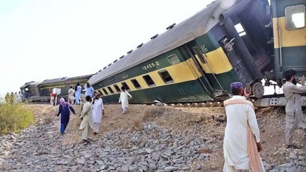 Train Derailed: పెను ప్రమాదం.. పట్టాలు తప్పిన ప్యాసింజర్ రైలు.. ఒకరు మృతి, 20 మందికి గాయాలు