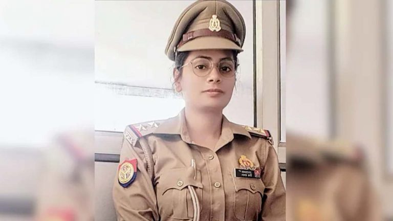 UP Cop: వీధి కుక్కను తప్పించబోయి.. బైక్ పై నుంచి పడిపోయిన ఎస్ఐ.. కారు ఢీకొట్టడంతో..