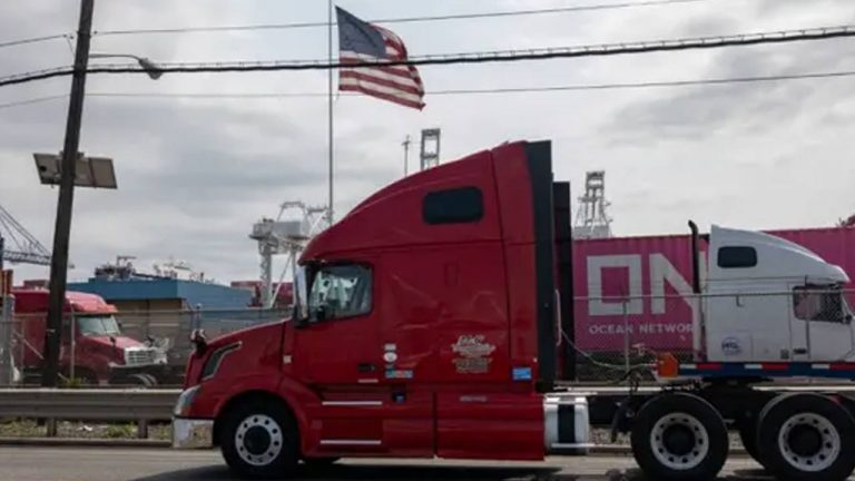 Commercial Truck Drivers: విదేశీ ట్రక్ డ్రైవర్లకు కమర్షియల్ లైసెన్సులపై అమెరికా నిషేధం.. అక్కడ జీతం ఎంతో తెలుసా?