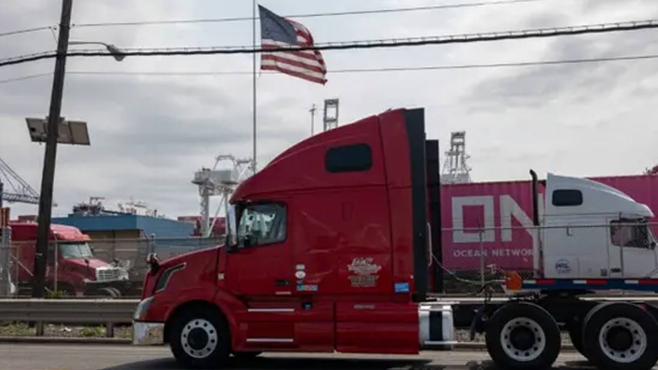 Commercial Truck Drivers: విదేశీ ట్రక్ డ్రైవర్లకు కమర్షియల్ లైసెన్సులపై అమెరికా నిషేధం.. అక్కడ జీతం ఎంతో తెలుసా?