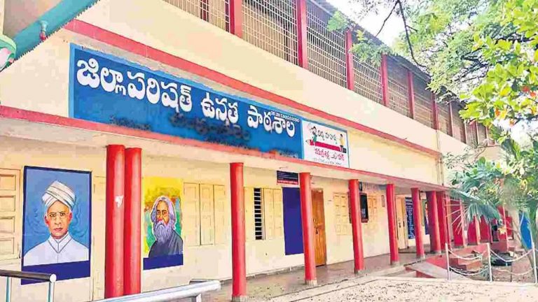 S*exual harassment: విద్యార్థినులపై ఉపాధ్యాయుడి లైంగిక వేధింపులు.. 25 మంది ఫిర్యాదు