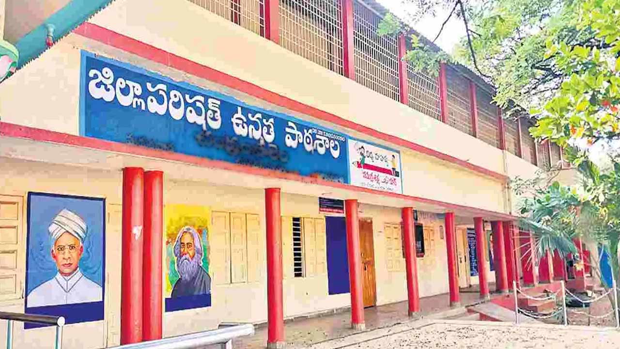 S*exual harassment: విద్యార్థినులపై ఉపాధ్యాయుడి లైంగిక వేధింపులు.. 25 మంది ఫిర్యాదు