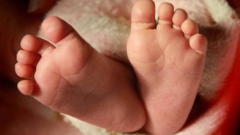 Uttar Pradesh: ఘోరం.. 15 రోజుల పసికందును సజీవంగా పాతిపెట్టారు..