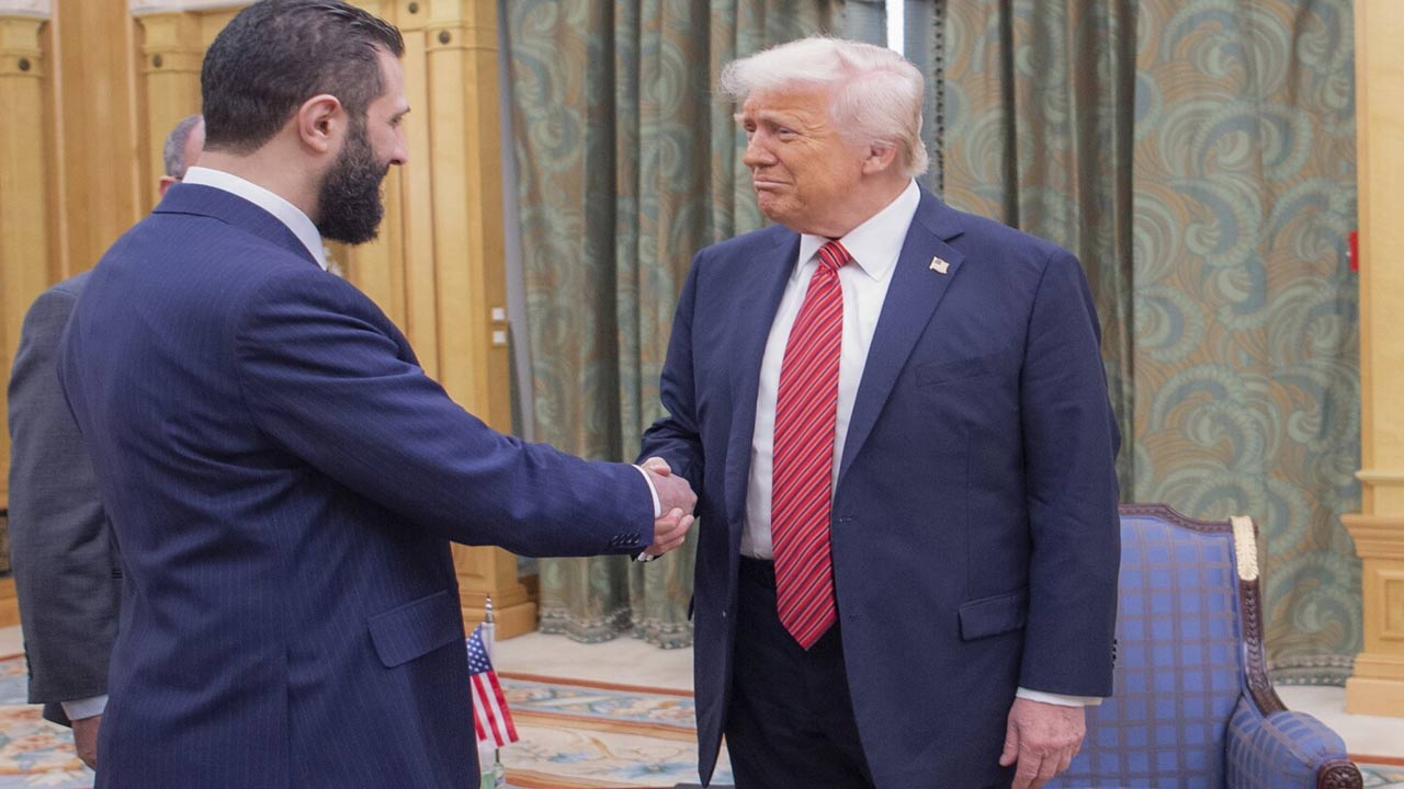 Ahmed Hussein Al-Sharaa: అమెరికా ఉగ్రవాదిగా ప్రకటించిన వ్యక్తి.. అధ్యక్షుడి స్థానంలో ట్రంప్‌కు షేక్ హ్యాండ్..