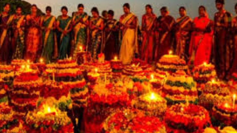 Bathukamma 2025: బతుకమ్మకు గుడి లేదు, మంత్రాలు లేవు, పూజారి ఉండడు.. బాట పువ్వులే అమ్మవారు!
