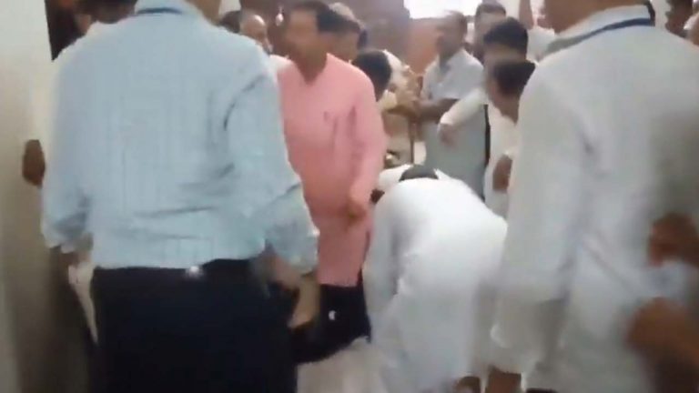 Bengal Assembly Fight: పొట్టుపొట్టు కొట్టుకున్న ఎమ్మెల్యేలు.. “బెంగాల్‌లో ప్రజాస్వామ్యం చచ్చిపోయింది”