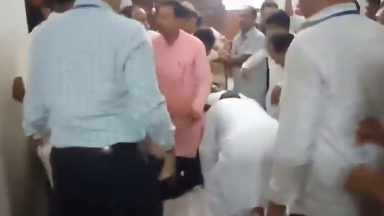 Bengal Assembly Fight: పొట్టుపొట్టు కొట్టుకున్న ఎమ్మెల్యేలు.. “బెంగాల్‌లో ప్రజాస్వామ్యం చచ్చిపోయింది”