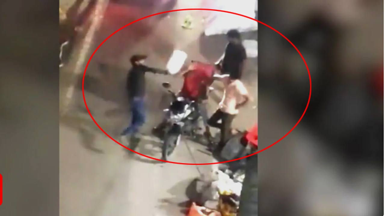 Bengaluru: బెంగళూరులో అమానుషం.. డెలివరీ ఆలస్యం అయిందని జొమాటో బాయ్‌పై మూక దాడి