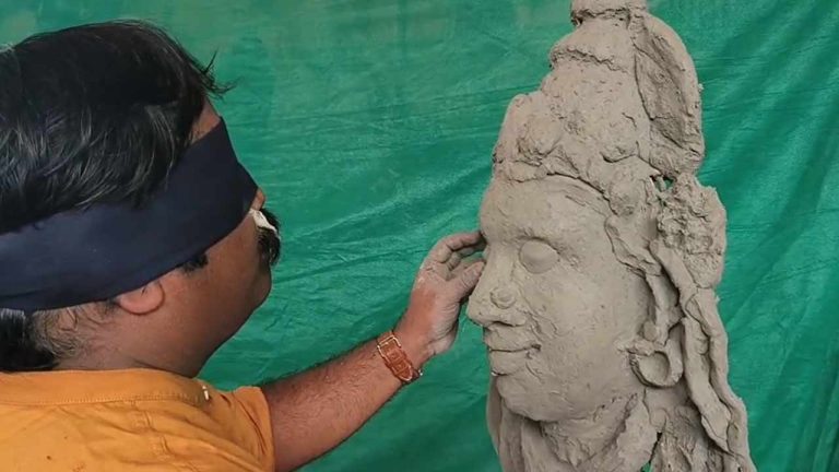 Durga Idol Blindfolded: కళ్లకు గంతలు కట్టుకొని దుర్గామాత విగ్రహం చేసిన శిల్పి