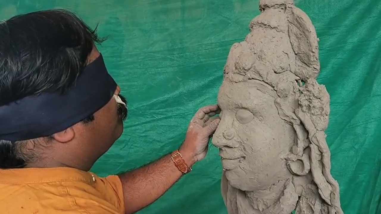 Durga Idol Blindfolded: కళ్లకు గంతలు కట్టుకొని దుర్గామాత విగ్రహం చేసిన శిల్పి