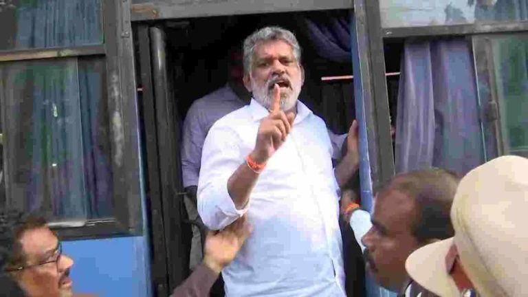 Chevireddy Bhaskar Reddy: కోర్టు వద్ద మరోసారి చెవిరెడ్డి హల్‌చల్‌.. ఇది న్యాయం కాదు.. దేవుడు ఉన్నాడు..