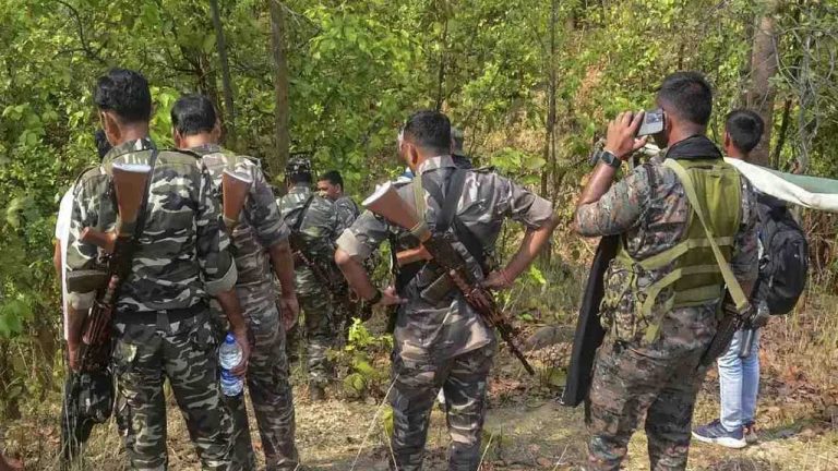 Chhattisgarh Encounter: ఛత్తీస్‌గఢ్‌‌లో బీకర కాల్పులు.. ముగ్గురు నక్సలైట్లు మృతి
