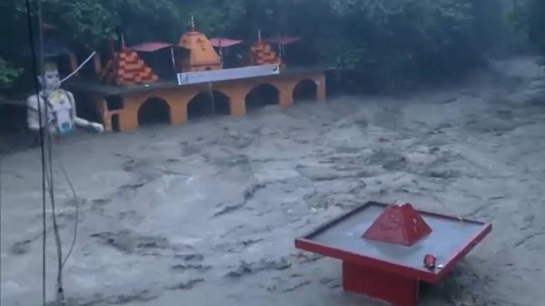 Cloudburst: డెహ్రాడూన్‌లో క్లౌడ్ బరస్ట్.. కొట్టుకుపోయిన కార్లు, దుకాణాలు