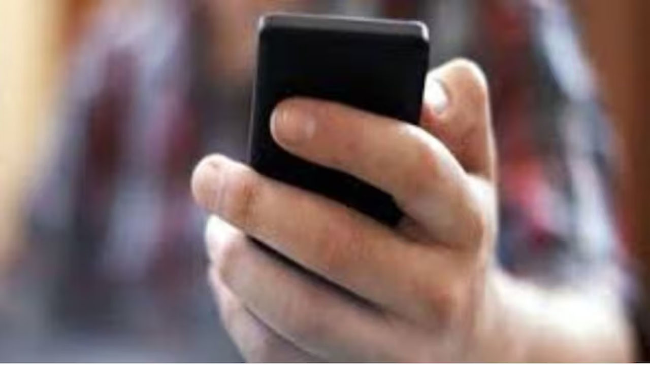 Delhi: ‘మేడమ్ మీరు చాలా అందగా ఉన్నారు.. మీరు ఓకే అంటే..’ ఇన్‌స్టాలో 50 ఏళ్ల మహిళా కానిస్టేబుల్ కి మెసేజ్..