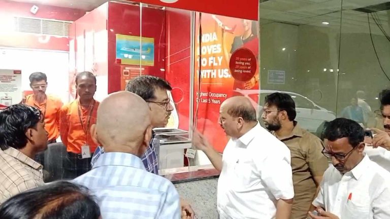 Flight Cancelled: సమాచారం లేకుండా విమానం రద్దు.. సిబ్బందితో సినీ నటుడి వాగ్వాదం..