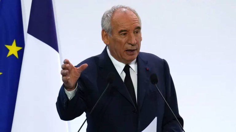 French: ఫ్రెంచ్‌లో రాజకీయ సంక్షోభం.. విశ్వాస పరీక్షలో ప్రధాని ఫ్రాంకోయిస్ బేరో ఓటమి