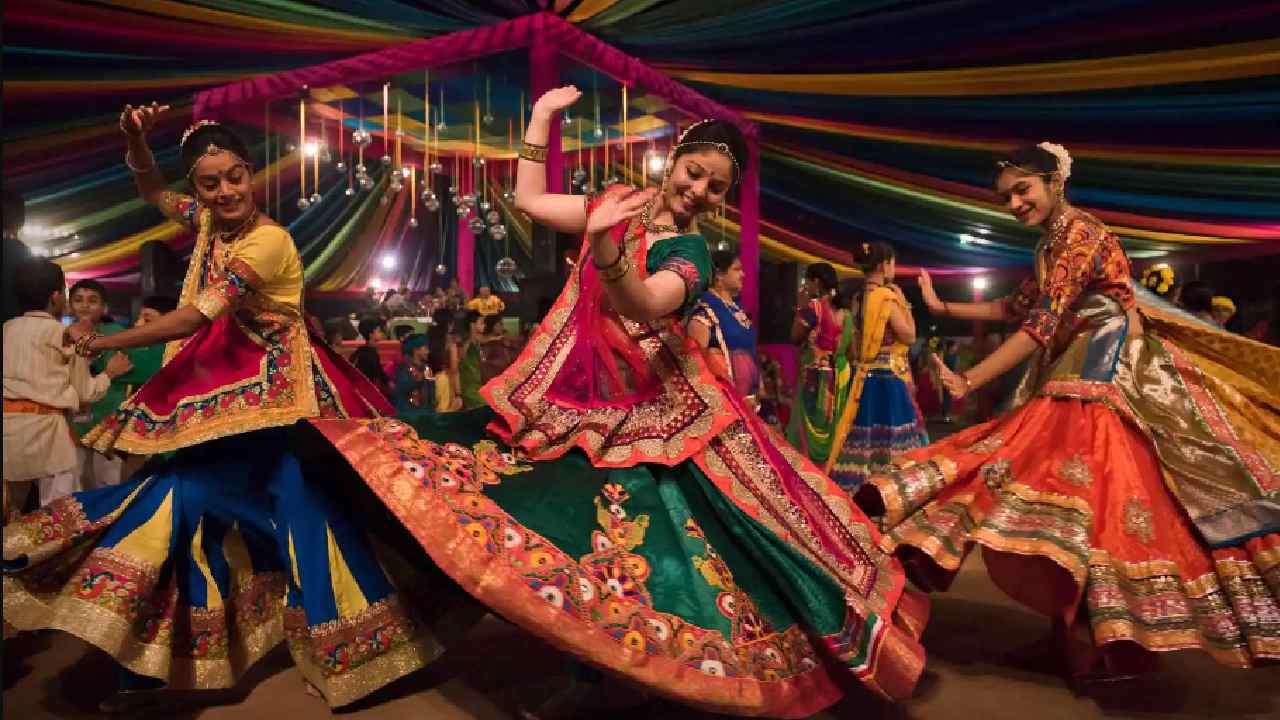 Garba Rules: “సరైన దుస్తులు, సిందూరం, ఆధార్”.. నవరాత్రి గర్బా కోసం బజరంగ్ దళ్ నియమాలు..