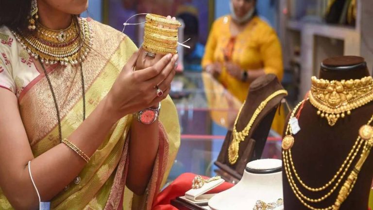 Gold Rates: పసిడి ప్రియులకు షాక్.. నేడు ఎంత పెరిగిందంటే..!